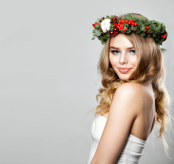 Beautiful Young Woman with Wavy Hair and Christmas - Foto, Imagem