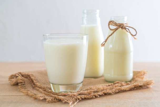 glass of fresh milk - Foto, Bild