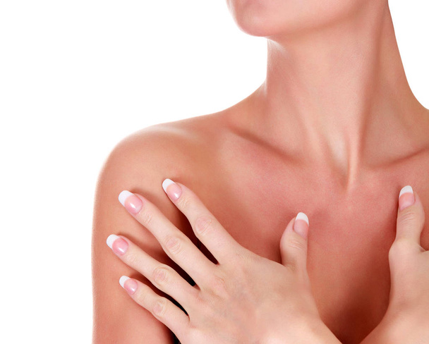 Closeup βολή του όμορφη γυναίκα με μαλακό και καθαρό δέρμα, χέρια με γαλλική περιποιημένα νύχια. Απομονωμένα σε λευκό φόντο - Φωτογραφία, εικόνα