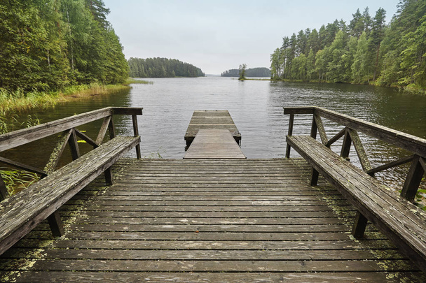 Finlandia paisaje con lago, bosque y muelle de madera. Naturaleza
 - Foto, imagen