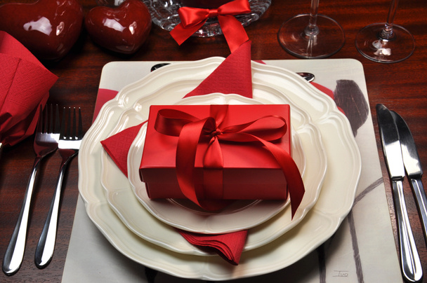 Romantisch Valentijn diner tabel instelling met cadeau - Foto, afbeelding