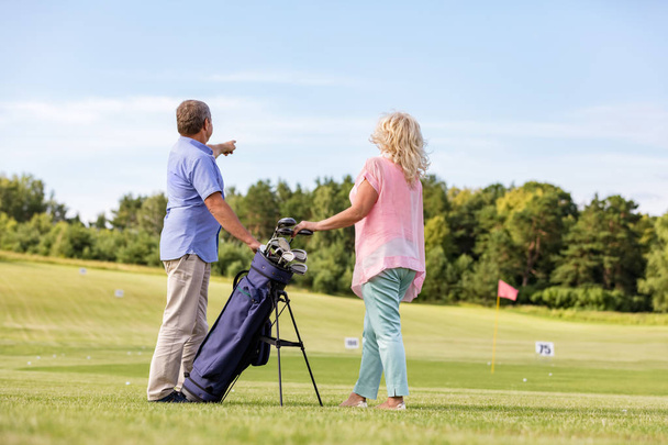 Aktiivinen vanhempi pari pelaa golfia
  - Valokuva, kuva