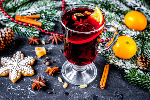 Christmas mulled wine with spices in cup on dark background - Fotoğraf, Görsel