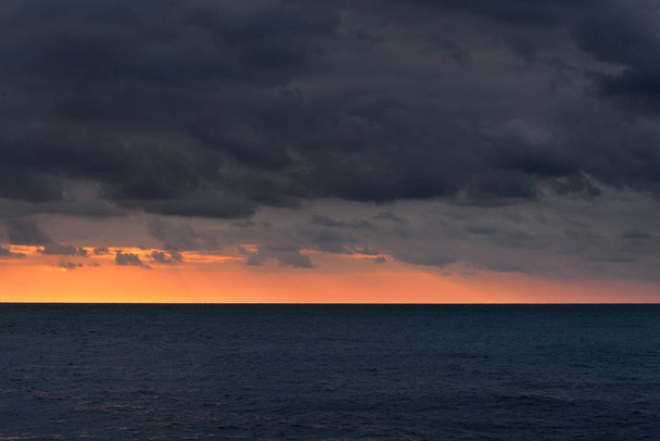 Tramonto sull'oceano con drammatiche nuvole grigie
 - Foto, immagini