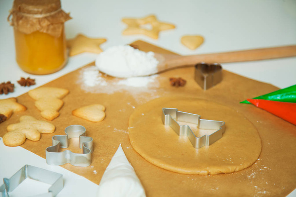 Cocinar galletas de jengibre de Navidad decoración para la celebración del año nuevo
 - Foto, imagen