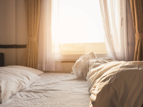 Yatak yastık yatak otel yatak odası penceresi sabah dağınık  - Fotoğraf, Görsel