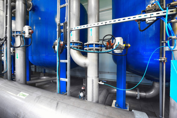 tratamento de água industrial e sala de caldeira
 - Foto, Imagem