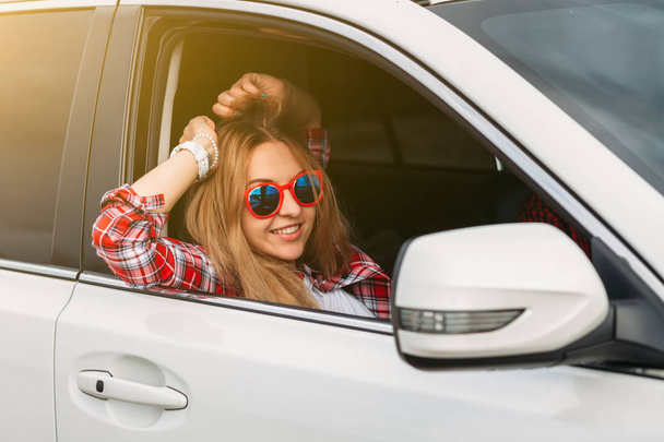 šťastná mladá žena v autě - Fotografie, Obrázek