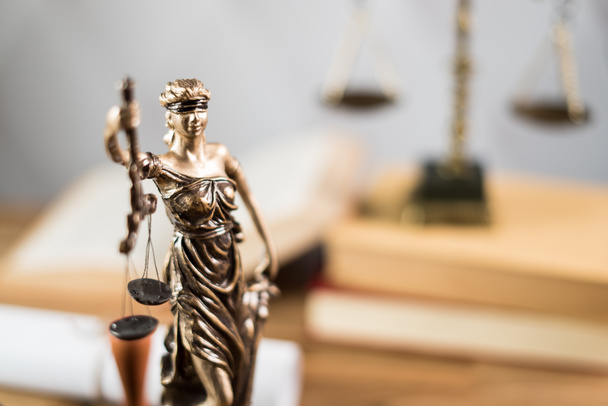 Символ закона на столе адвоката
  - Фото, изображение