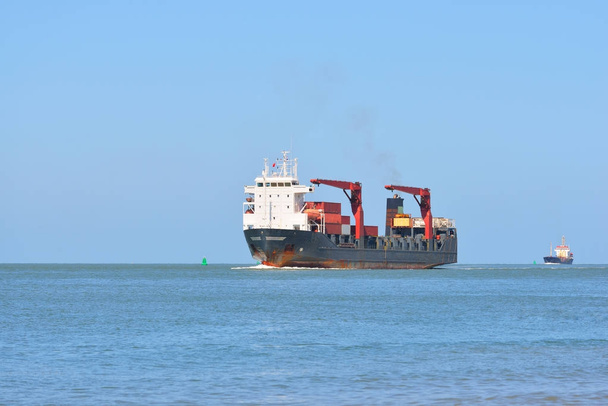 φορτηγό πλοίο που πλέει στη θάλασσα  - Φωτογραφία, εικόνα