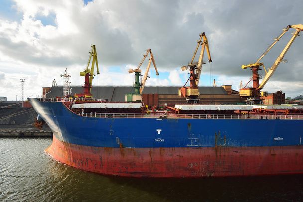 φόρτωση άνθρακα στο Ventspils λιμάνι πλοίων - Φωτογραφία, εικόνα