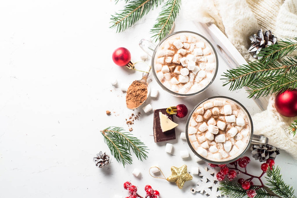 Chocolate caliente de Navidad o cacao con malvavisco en blanco
. - Foto, Imagen