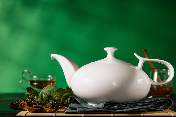 Чайник в ароматі з ароматичними травами
 - Фото, зображення