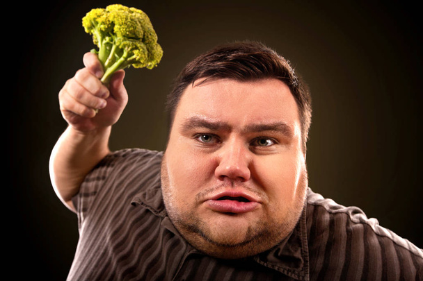 Dieta hombre gordo comer alimentos saludables. Desayuno saludable con verduras
. - Foto, Imagen