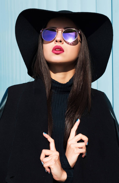 glamouröse brünette Frau trägt schwarzen Hut und Sonnenbrille. - Foto, Bild