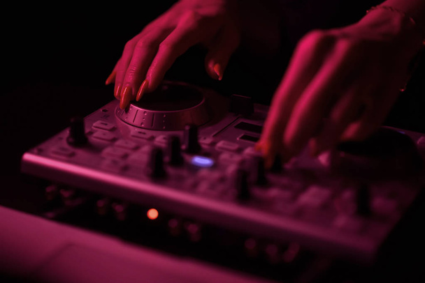 Mezclador DJ disco iluminado por reflectores
 - Foto, Imagen