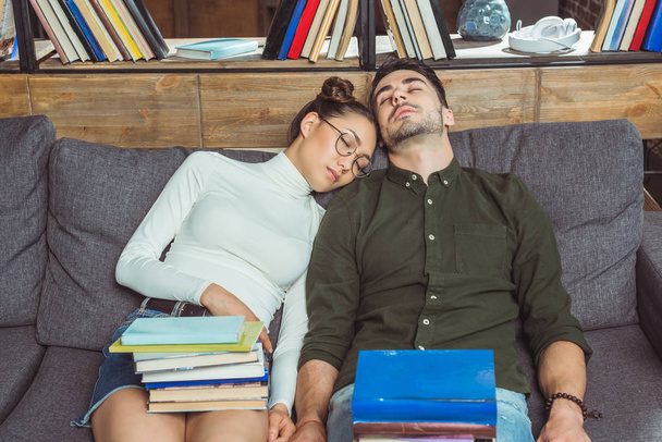 pareja dormida con libros
 - Foto, Imagen