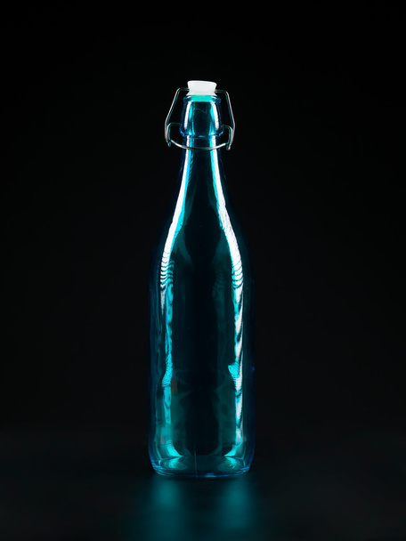 läpinäkyvä sininen pullo
 - Valokuva, kuva