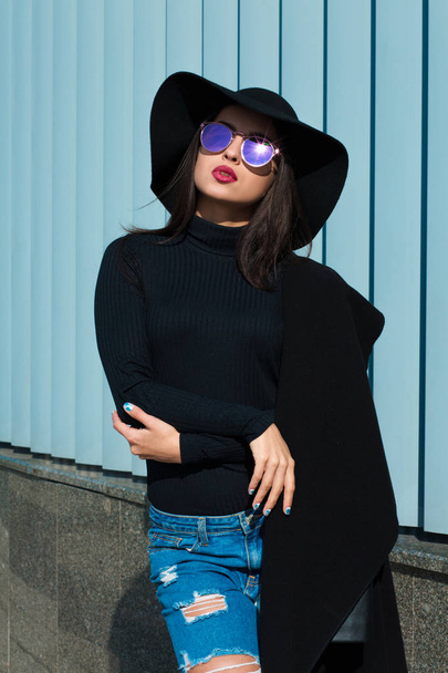 Das junge Luxusmodel trägt trendigen Mantel, zerrissene Jeans und Hut. Frauen - Foto, Bild