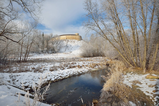 Oude fort van de stad Izborsk op wintertijd - Foto, afbeelding