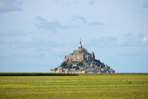 Näkymä Mont Saint Michel, Ranska, jossa vihreä kenttä ja meri
 - Valokuva, kuva