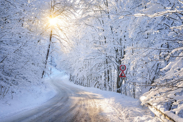 signo en un camino de bosque nevado en invierno
 - Foto, imagen