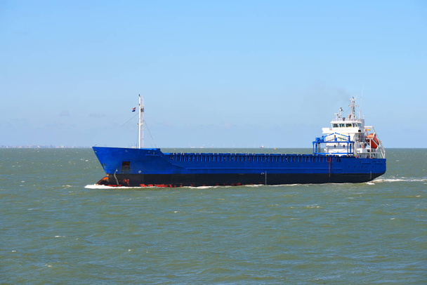 cargo naviguant vers le port d'Anvers
 - Photo, image