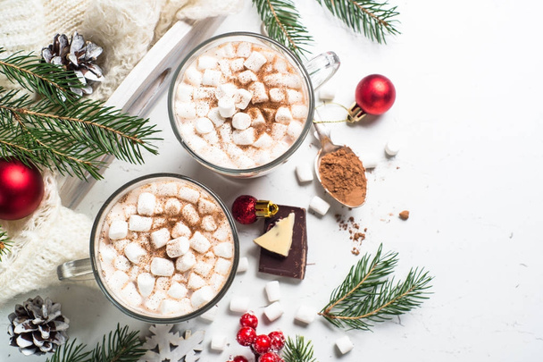 Christmas hot chocolate or cocoa with marshmallow on white. - Foto, imagen