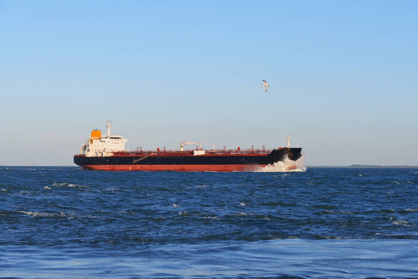 Βυτιοφόρο φορτηγό πλοίο πλέουν στη θάλασσα - Φωτογραφία, εικόνα