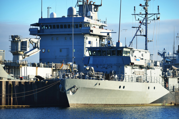 Barcos militares amarrados en un muelle en Kiel
 - Foto, imagen
