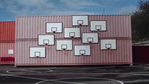 Грузовые контейнеры, покрытые баскетбольными кольцами на спортивной или художественной площадке
 - Кадры, видео