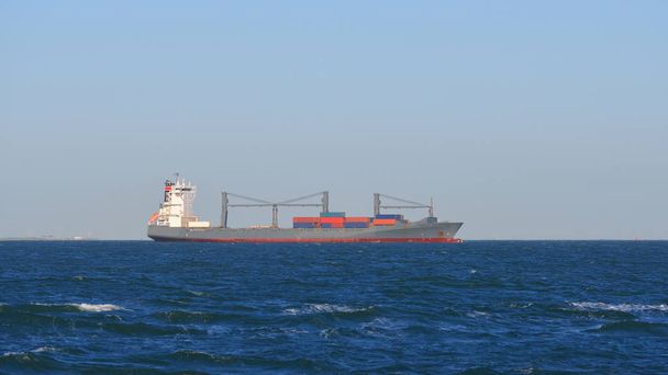 контейнерні кораблі, що пливуть з порту
  - Фото, зображення