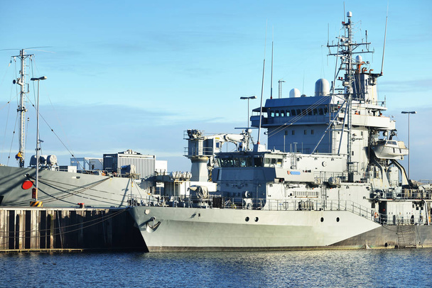 Navires militaires amarrés sur une jetée à Kiel
 - Photo, image