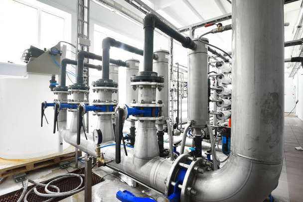 tratamento de água industrial e sala de caldeira
 - Foto, Imagem