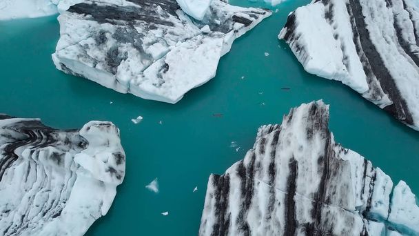 Aereo sopra gli iceberg galleggianti nella laguna di Jokulsarlon sulla costa meridionale dell'Islanda
 - Foto, immagini