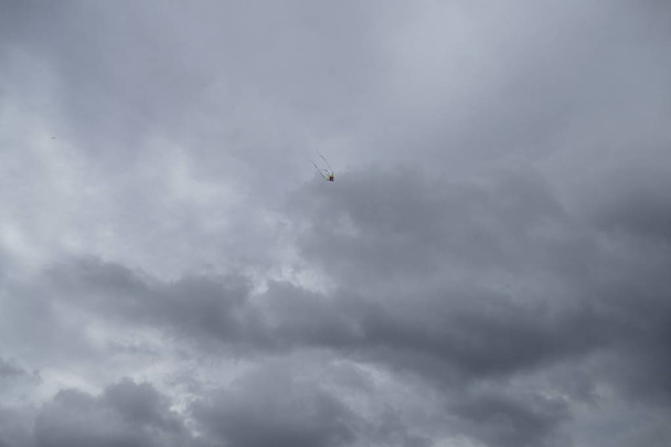 brinquedo dragão voador em um céu ventoso
 - Foto, Imagem