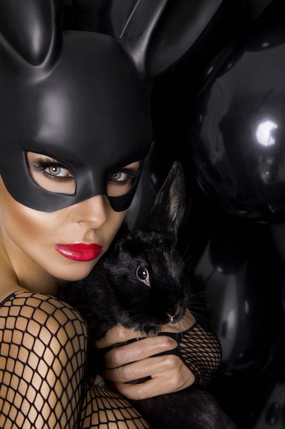 Modello femminile sexy vestita in costume coniglietto pasquale e rabbia nera
 - Foto, immagini