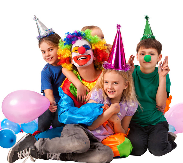 Geburtstagskind Clown spielt mit Kindern. Kinderferienkuchen. - Foto, Bild