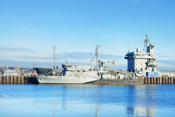 Пришвартованные военные корабли на пирсе в Киле
 - Фото, изображение