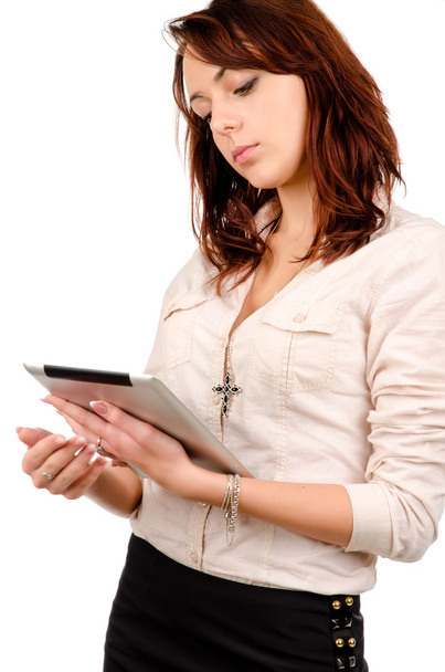 jonge vrouw lezen haar Tablet PC - Foto, afbeelding