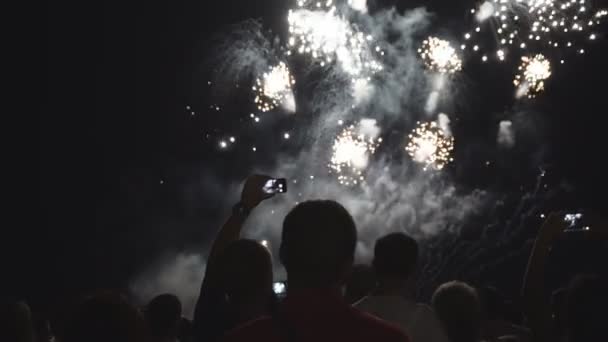 gente hermosa del festival de fuegos artificiales viendo fuegos artificiales
 - Imágenes, Vídeo