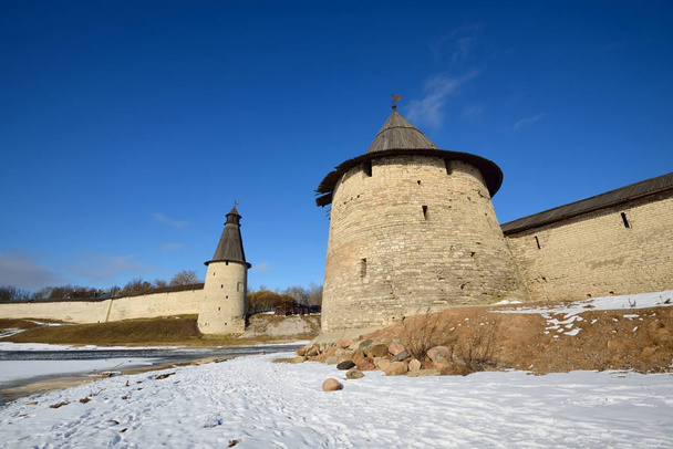 Fortaleza histórica da cidade de Pskov no inverno
 - Foto, Imagem