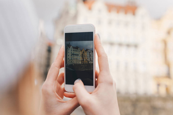 Taking picture with phone, travel city - Φωτογραφία, εικόνα