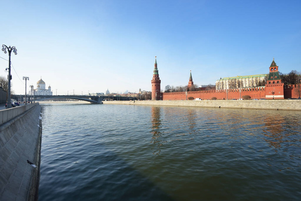 Kremlin et cathédrale du Christ Sauveur sur la rivière Moskva
  - Photo, image
