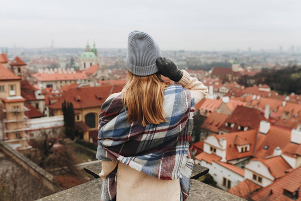 Girl looking on cityscape in Europe - Foto, Imagem