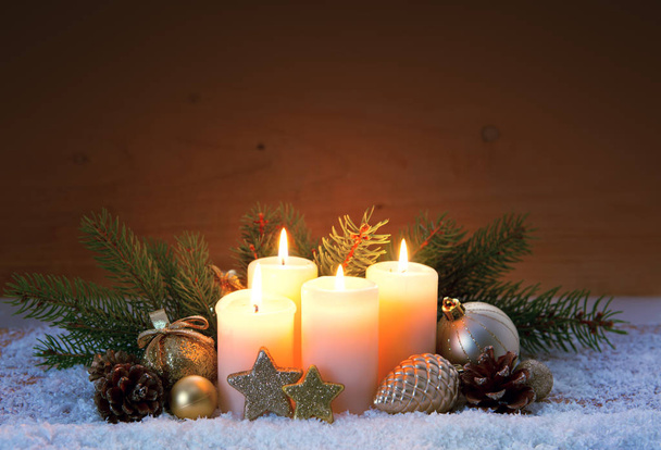 Рождественское украшение и четыре горящих свечи Адвента
. - Фото, изображение
