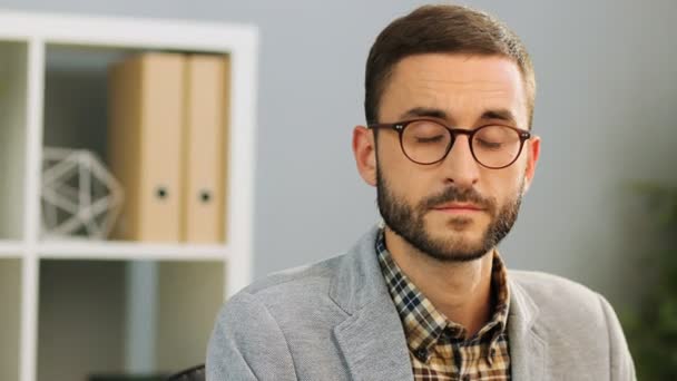 attractive man in spectacles - Video, Çekim