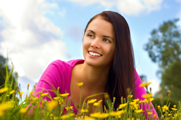 çayır üzerinde oturan genç güzel kadın - Fotoğraf, Görsel