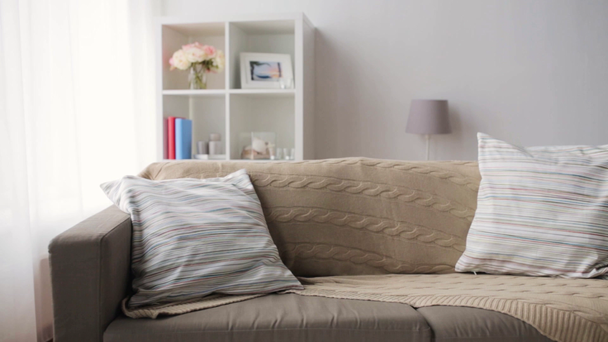 primer plano de sofá con cojines en casa acogedora
 - Imágenes, Vídeo