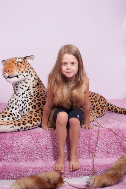 μικρό κορίτσι και παιχνίδι λεοπάρδαλη - Φωτογραφία, εικόνα